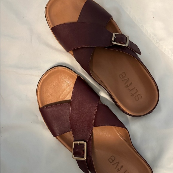 Strive Women's Burgundy Crisscross Slide Sandals with Buckle - Picture 4 of 4